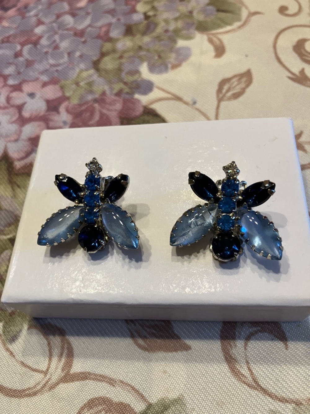 CRYSTAL NECKACE AND MATCHING CLIP EARRINGS - Picture 9 of 16